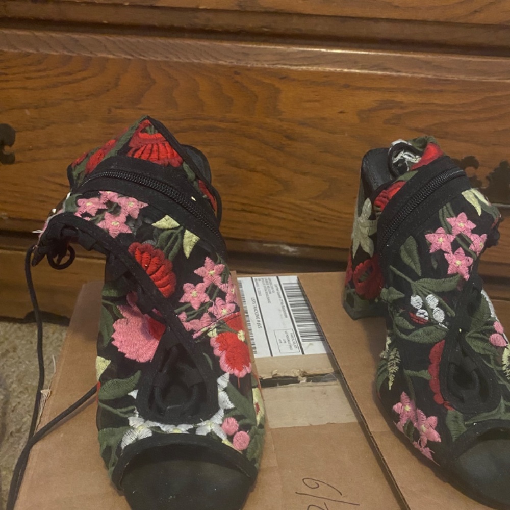 Shoes - Picture 8 of 16